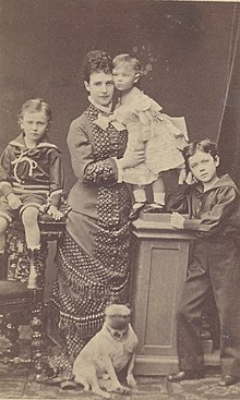 Цесаревна и великая княгиня Мария Федоровна с детьми.jpg